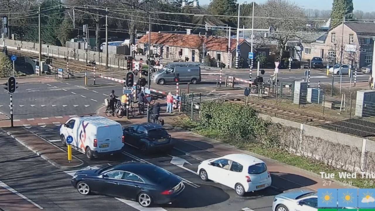 Voetgangers, fietsers en automobilisten staken toch het spoor over.