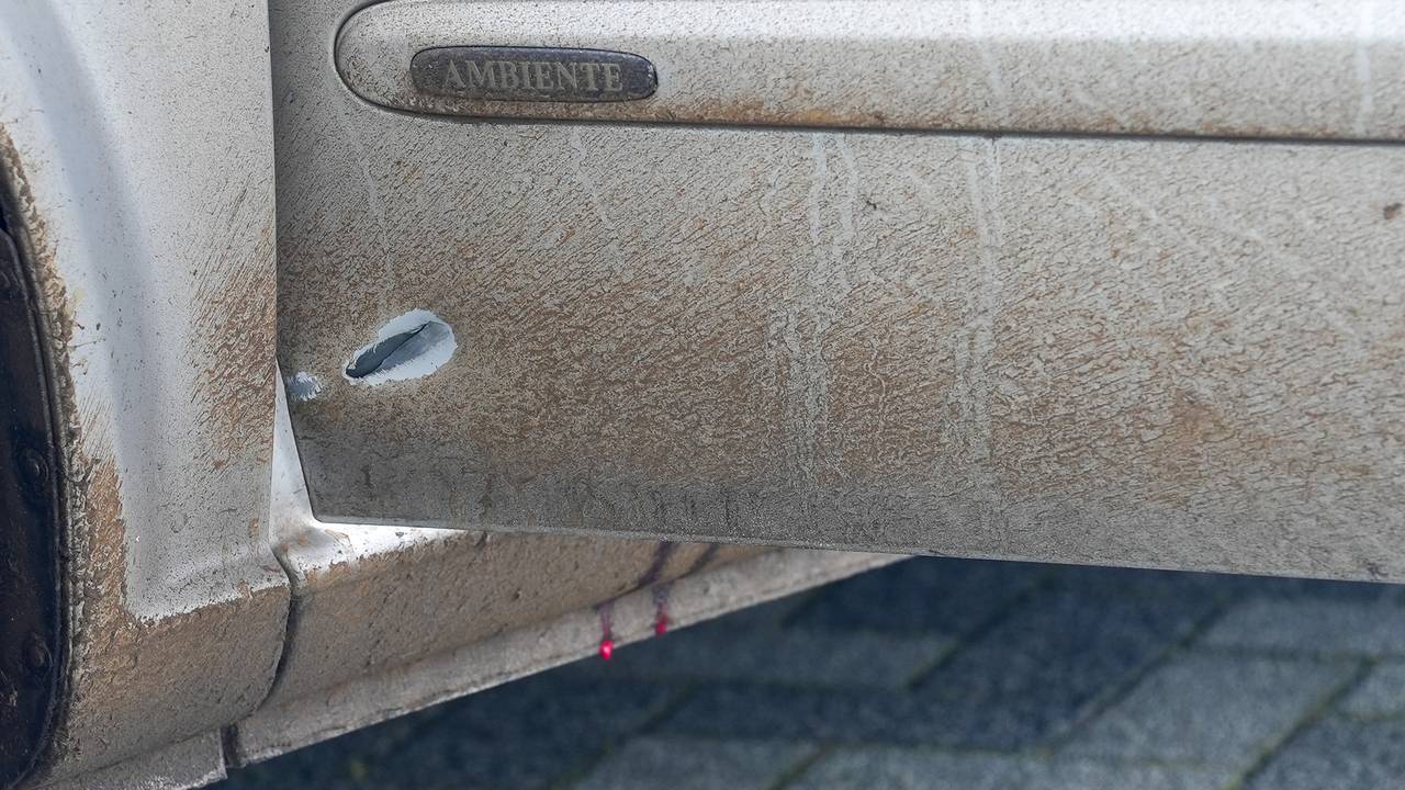 Busje met kogelgat en bloed (foto: Gabor Heeres / SQ Vision).