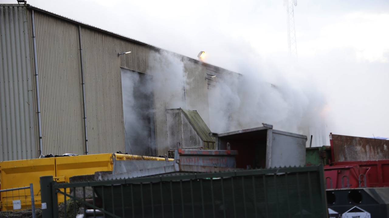 Bij de brand komt veel rook vrij (foto: Marco van den Broek / SQ Vision).