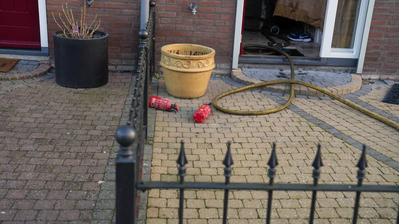 Bewoners probeerden de brand zelf te blussen (foto: Harrie Grijseels/SQ Vision).