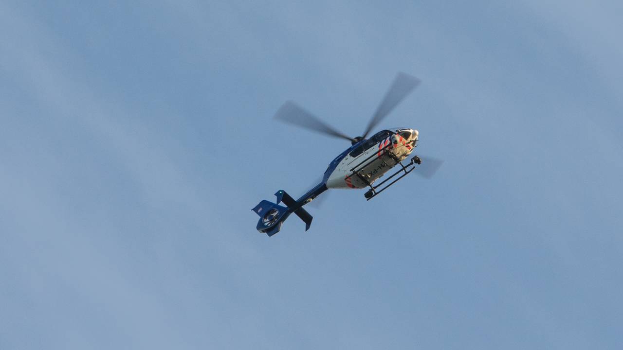 De politie zette ook een helikopter in om de man te zoeken (foto: ANP).