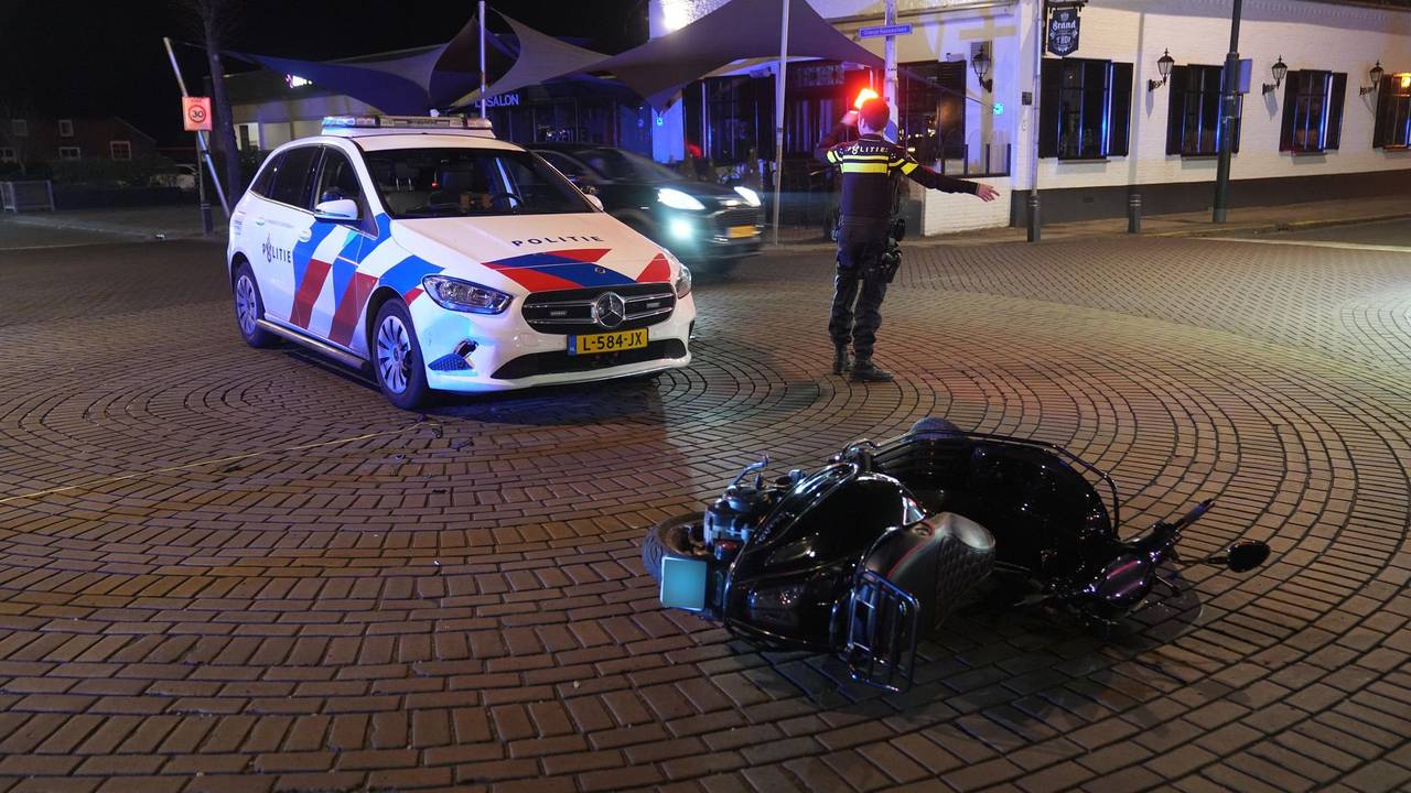 De snorfietser kwam in botsing met een politiewagen. (Foto: WdG/SQ Vision)