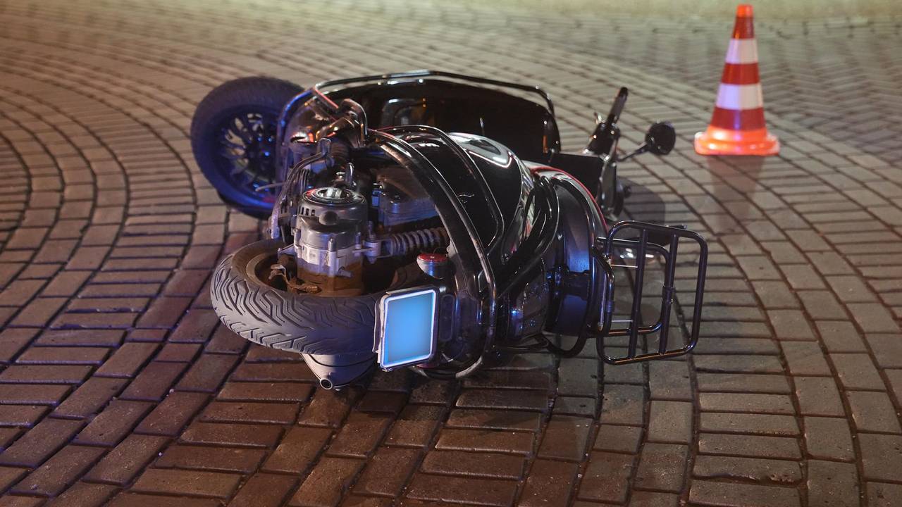 De snorfietser kwam in botsing met een politiewagen. (Foto: WdG/SQ Vision)