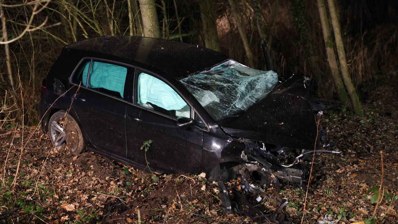 De auto kwam tot stilstand in de berm (foto: Sander van Gils/SQ Vision).