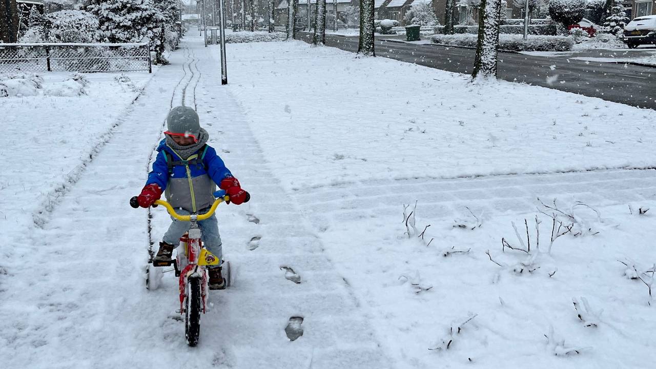 Een kind in de sneeuw.