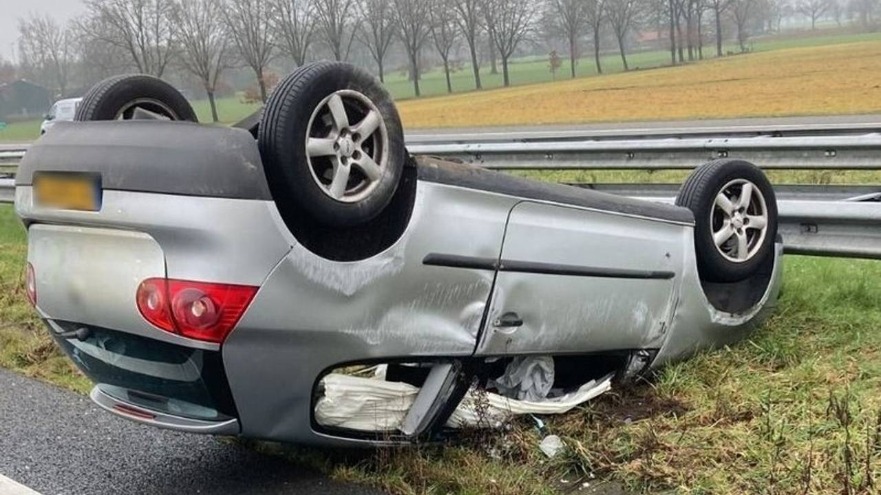 Ongeluk met vrachtwagen en auto op A58 bij Tilburg Reeshof, snelweg dicht.