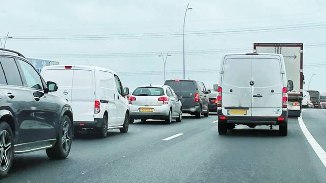 Ongeluk op de A2 zorgt voor bijna een uur vertraging.