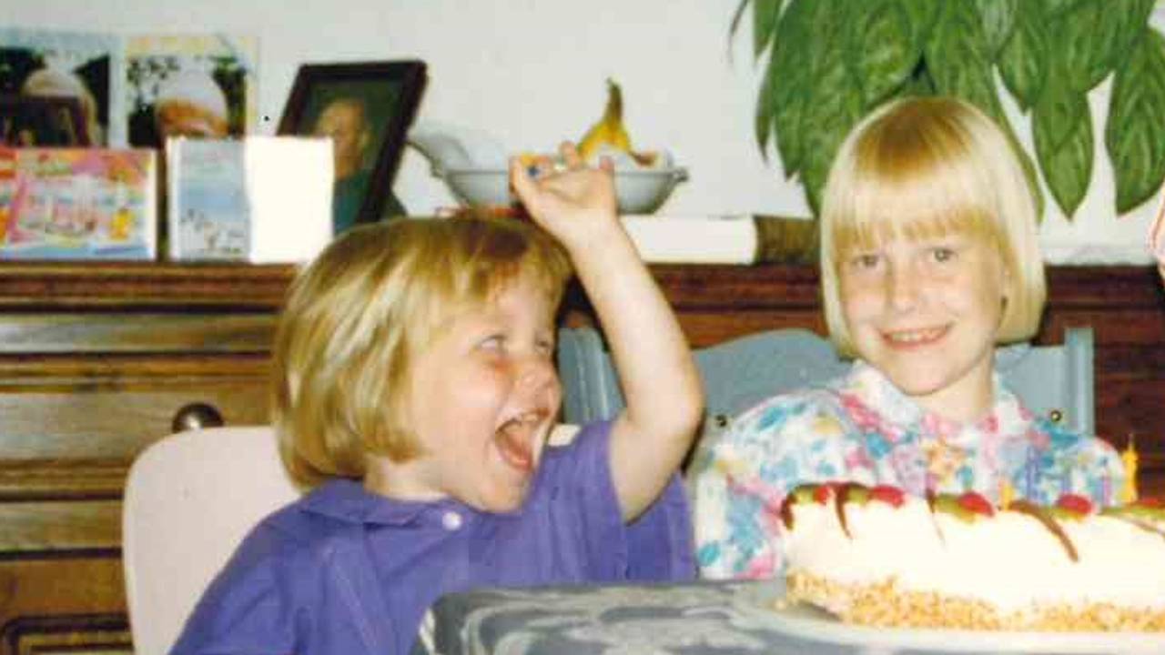 Heidi met zus Emily proberen het beste te maken van een altijd beladen verjaardag