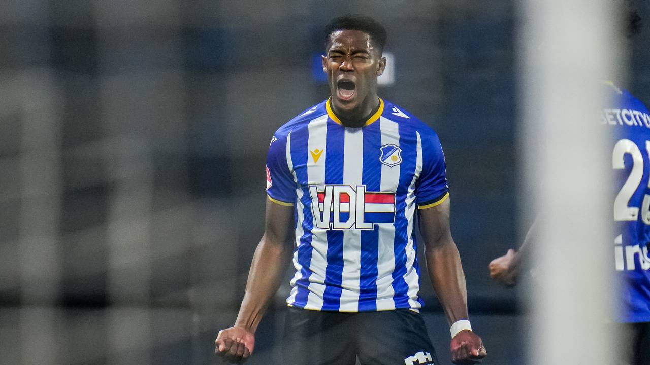 Collin Seedorf viert zijn doelpunt voor FC Eindhoven (foto: OrangePictures).