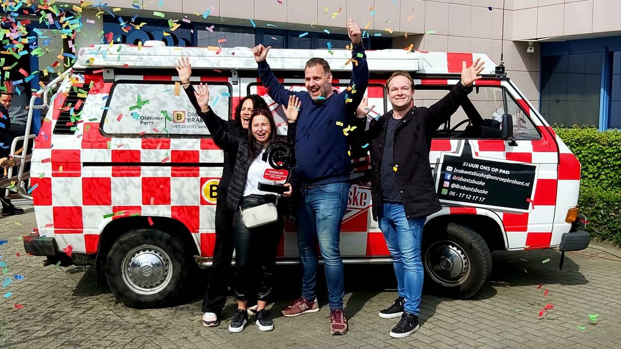 Jordy Graat met de winnaars van 'Het Gezelligste Bedrijf van Brabant' in 2022.