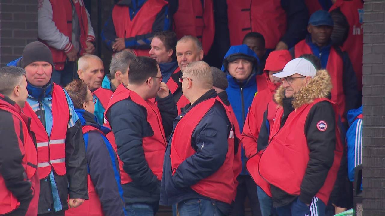Actievoerders vanochtend bij het distributiecentrum van Albert Heijn in Tilburg.