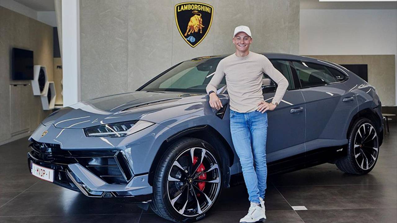 Mathieu van der Poel bij 'zijn' auto.
