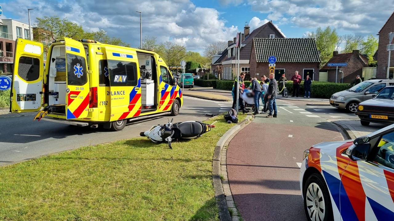 Man op scooter wordt geschept door auto (foto: Toby de Kort / SQ Vision).