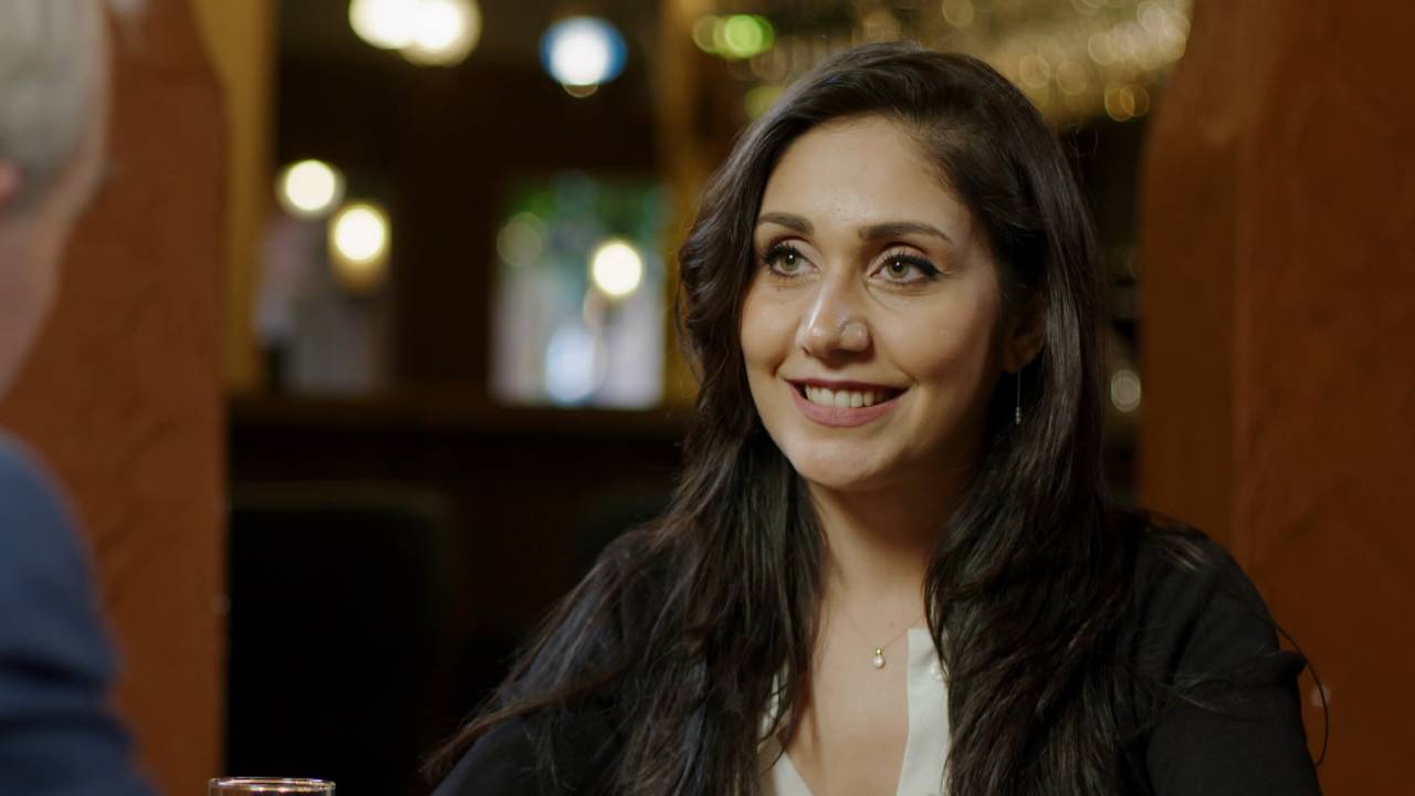 Rabia Alizadah in het programma 'KRAAK vraagt door'