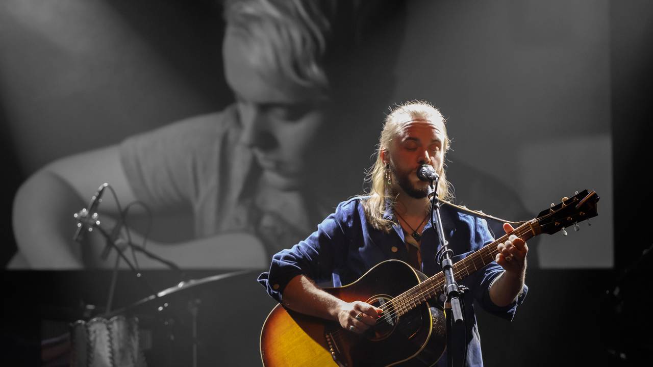 Sem Jansen met op de achtergrond de vrouw die hij was.
