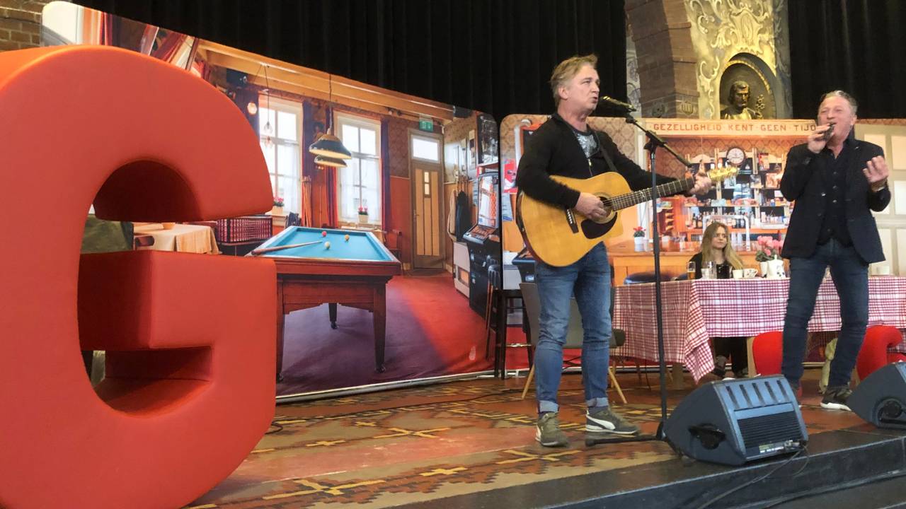 Roel Jongenelen en Twan Lijten zingen over Gij (foto: Willem-Jan Joachems)