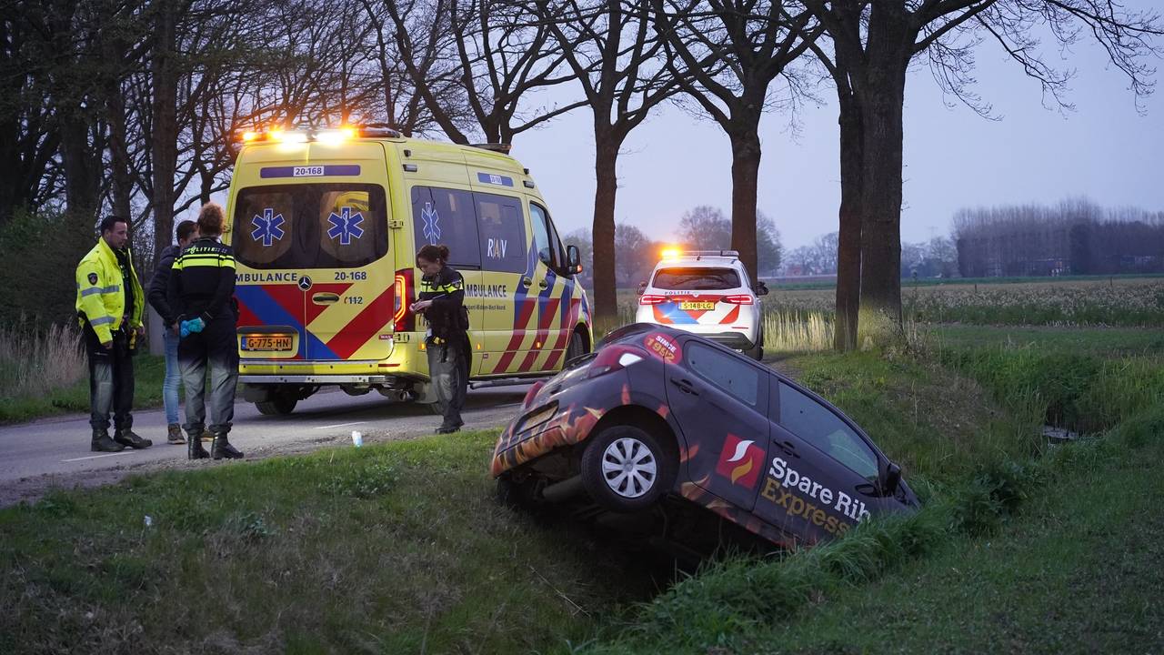 Een maaltijdbezorgster is zondagavond in de sloot in Made beland. Foto: SQ Vision/Jeroen Stuve.