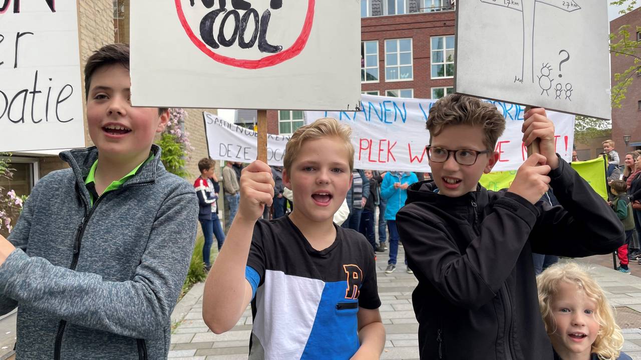 Kinderen protesteerden tegen het sluiten van de basisschool in Vianen (foto: Jos Verkuijlen)