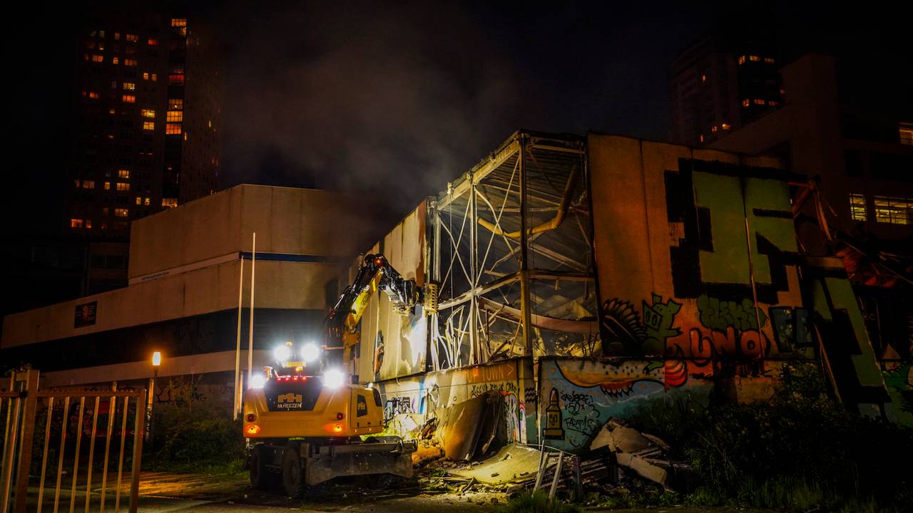 Immense incendie dans le centre d’Eindhoven : un bâtiment est en cours de démolition pour mieux l’éteindre