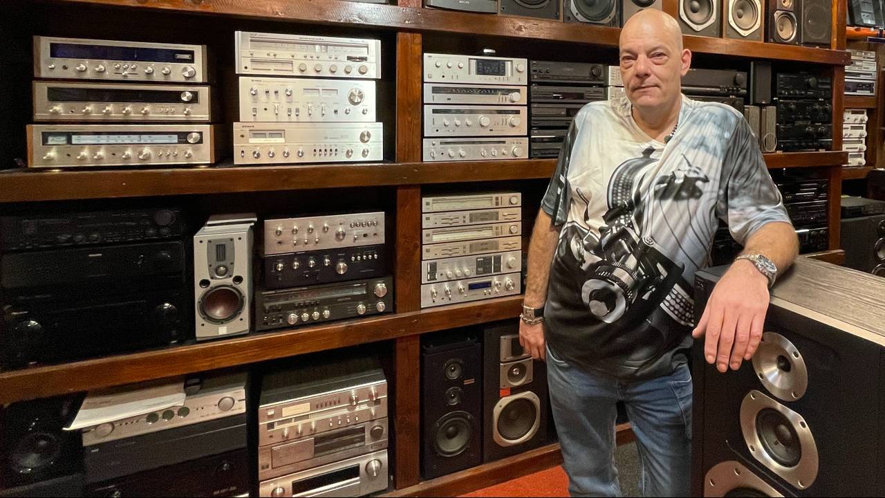 Rick in zijn vintage audiozaak.