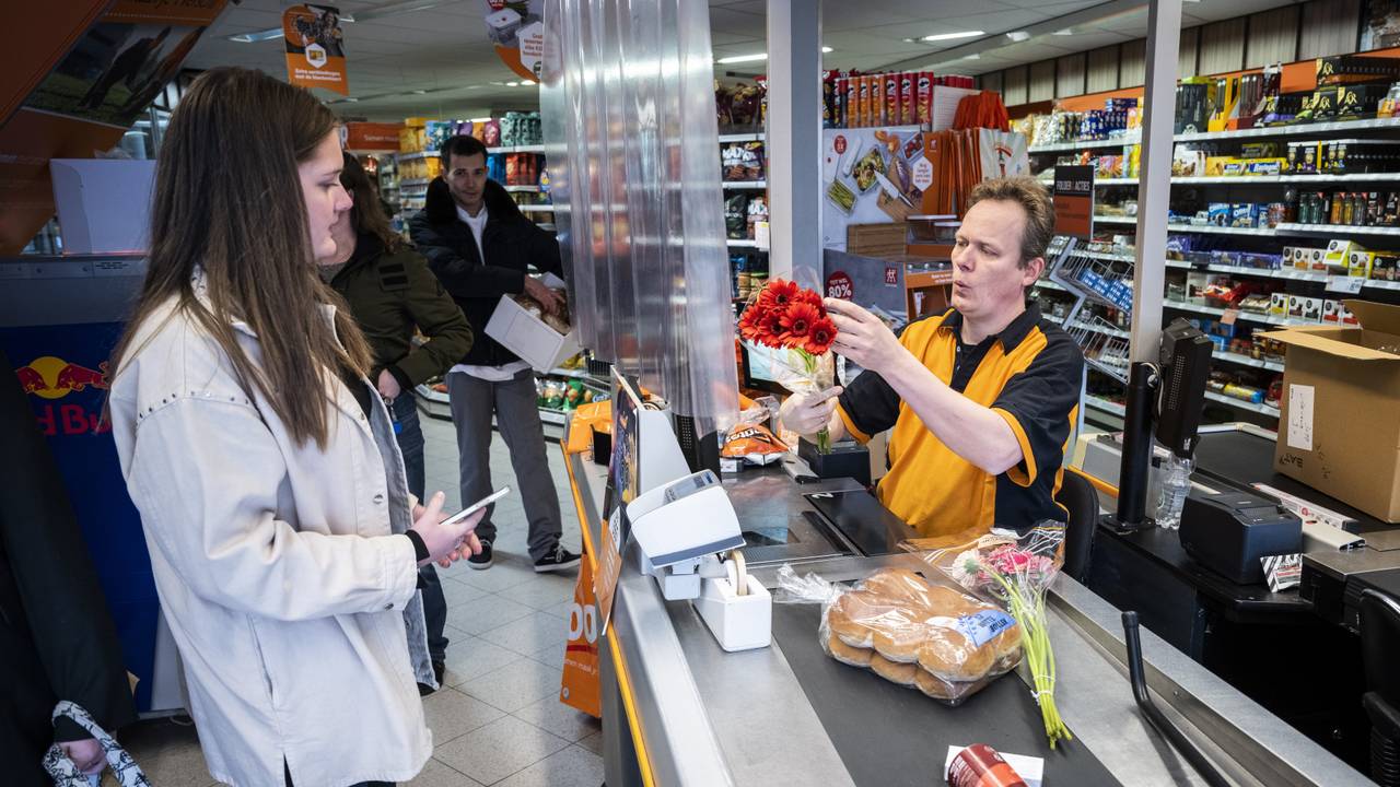 Een klant rekent af bij een Coop-supermarkt (foto: ANP).