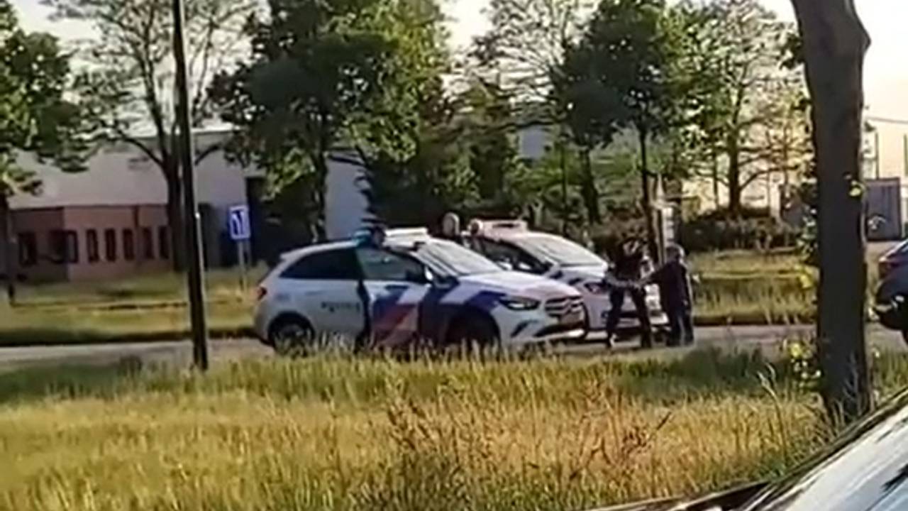 Op social media gaan beelden rond van de aanhouding.
