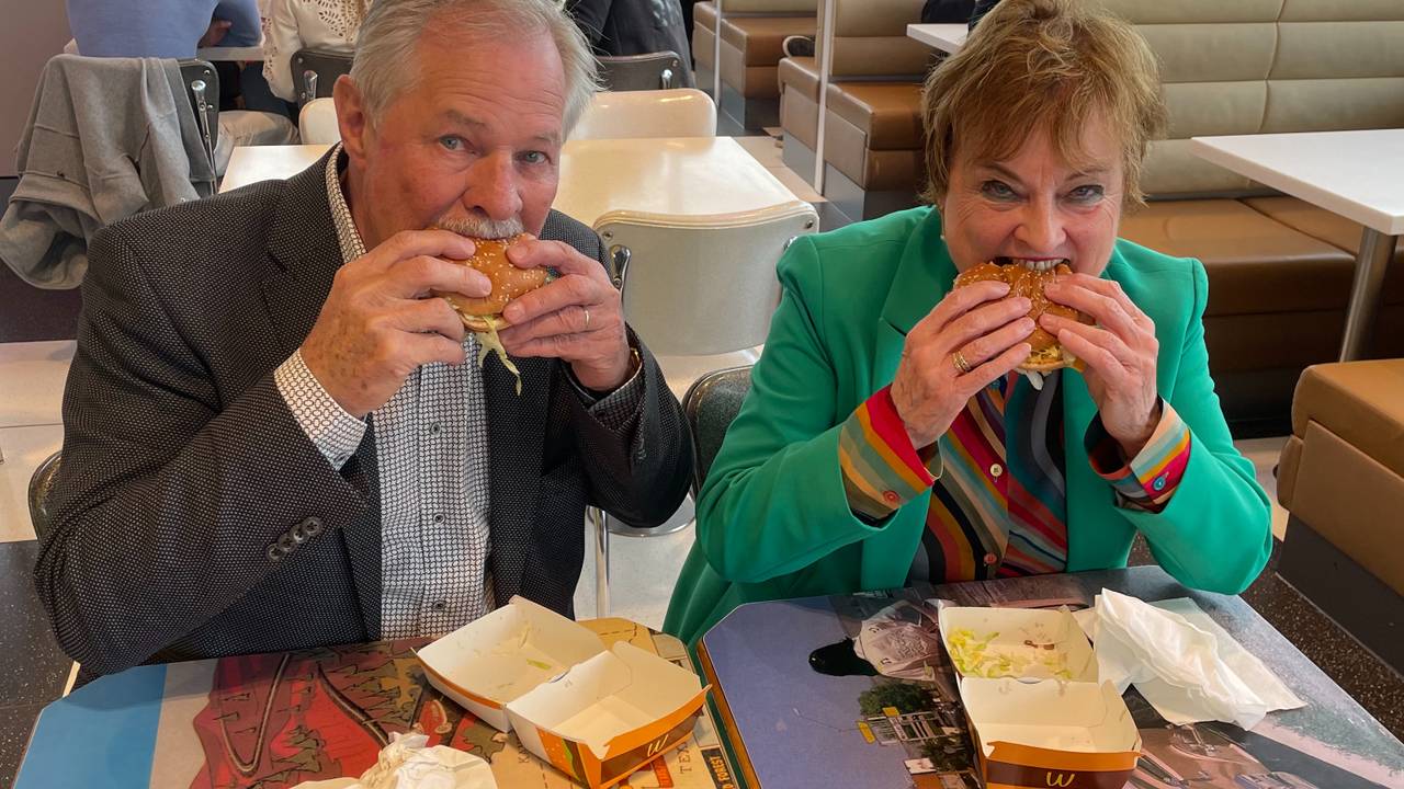 Peter en Nelly van Gelder genieten nog steeds van een Big Mac (foto: Studio040).