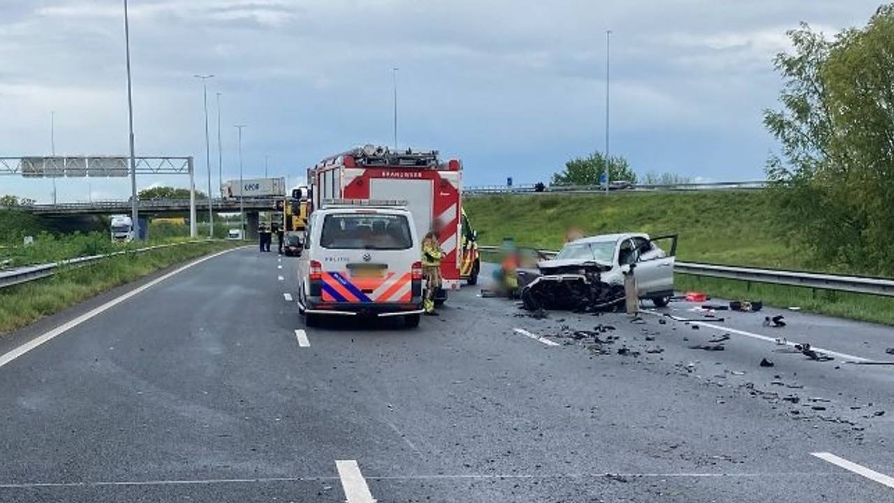 Ernstig ongeval met autotransporter, veel files in West-Brabant.