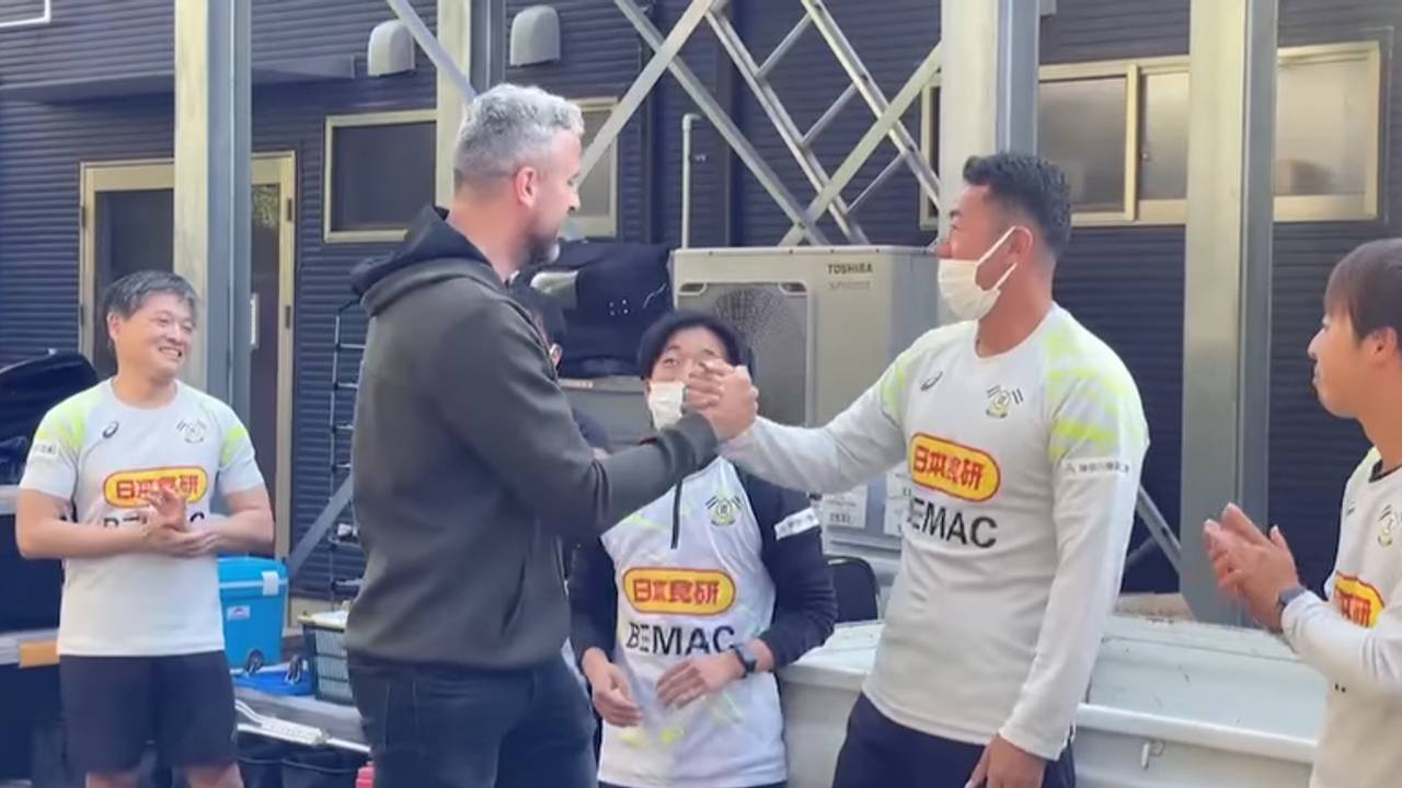 Ralf Seuntjens wordt door alle spelers en de trainers onthaald bij zijn terugkomst in Japan (screenshot Instagram)