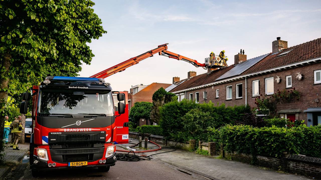 In Tilburg is brand uitgebroken bij de bovenverdieping van een huis (foto: Jack  Brekelmans/SQ Vision).