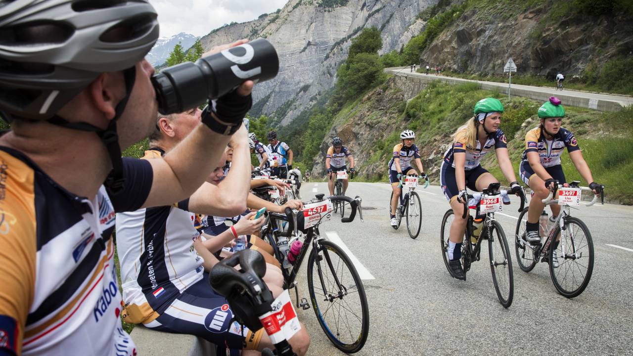 Fietsers die meedoen aan de Alpe d'HuZes.