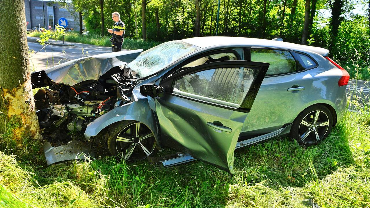 Auto tegen boom in Reusel (foto: Rico Vogels / SQ Vision). 
