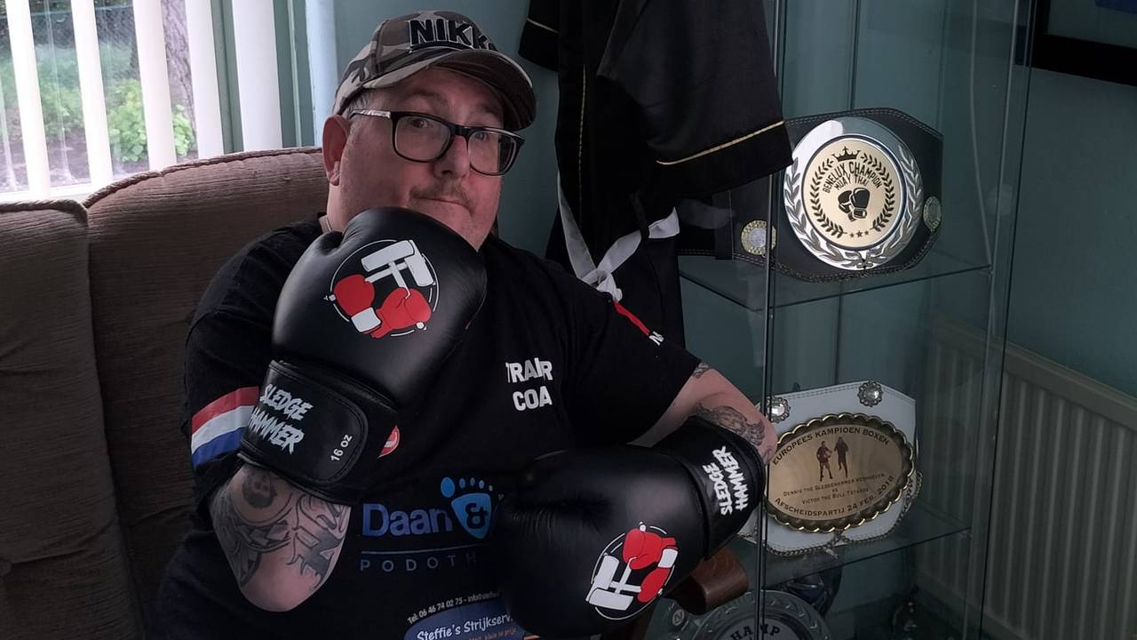 Dennis Verhoeven met zijn bokshandschoenen (privéfoto).