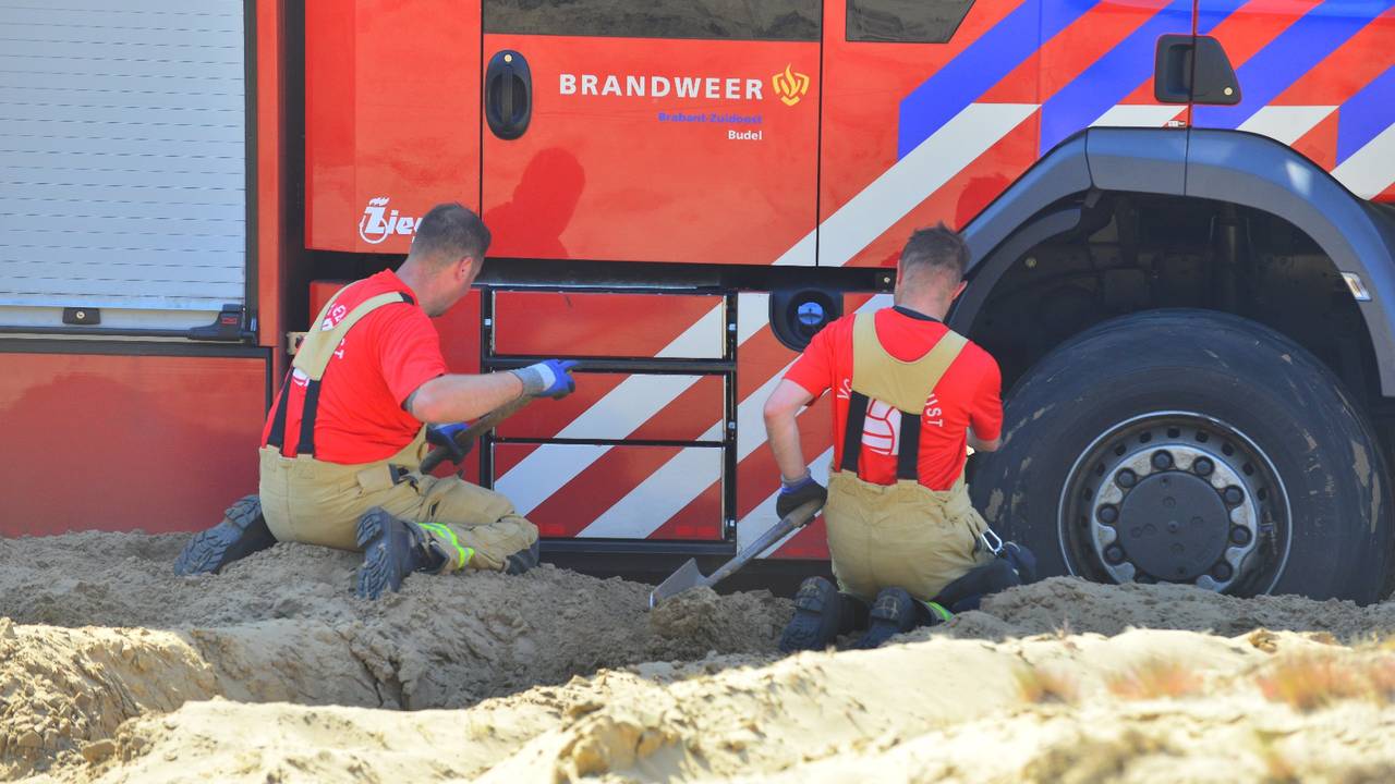 Brandweermannen moeten eerst scheppen voordat ze verder kunnen (foto: Johan Bloemers / SQ Vision).