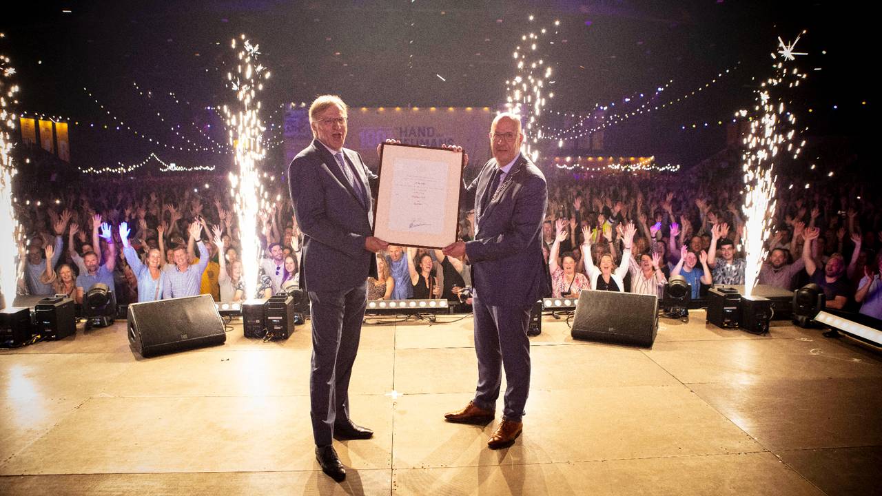 Burgemeester Jack Heijmans overhandigt het certificaat.