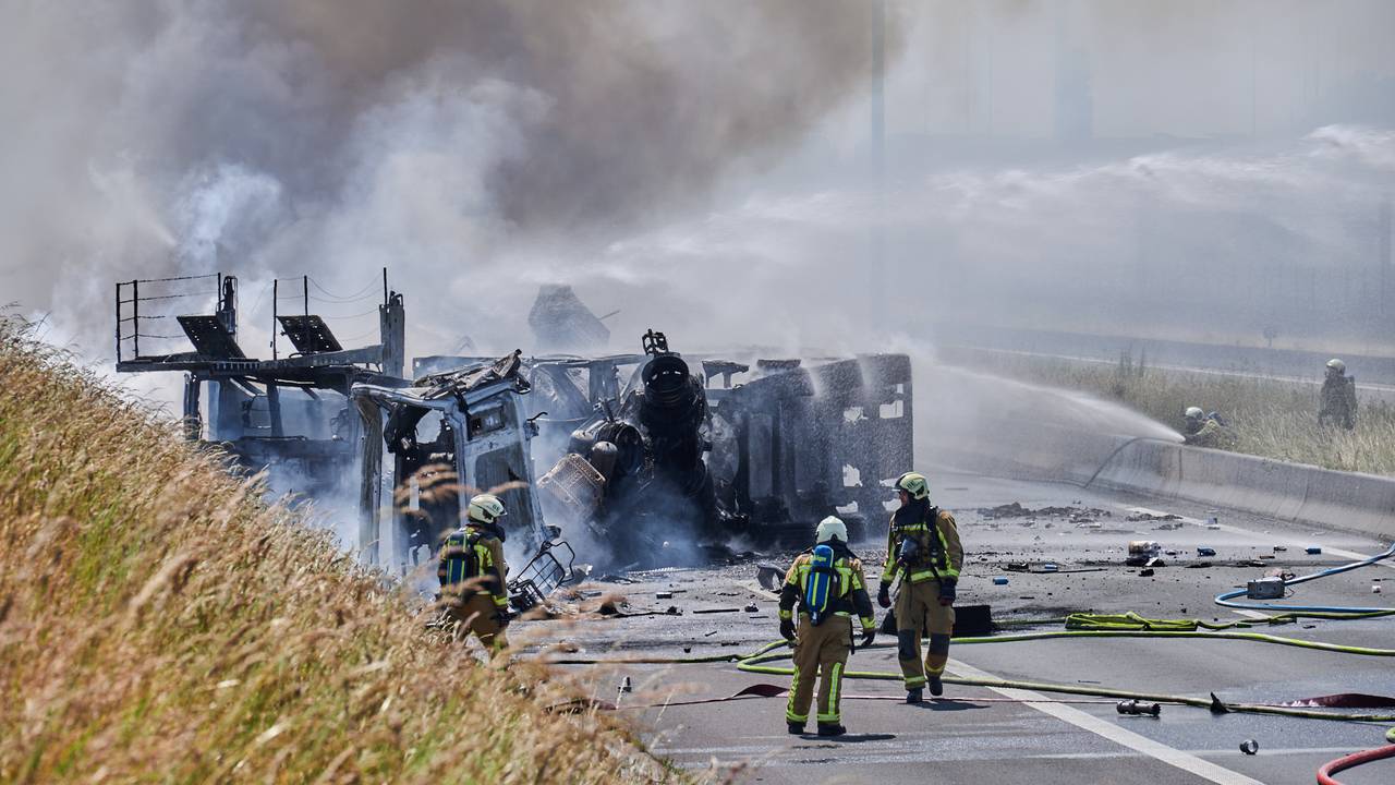 Niets meer over van vrachtwagens na botsing en enorme brand op A16.