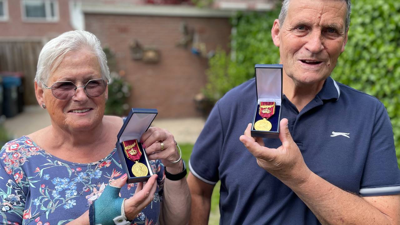 Bert en Karin de Jonge met hun Belgische onderscheidingen (Foto: Alice van der Plas)