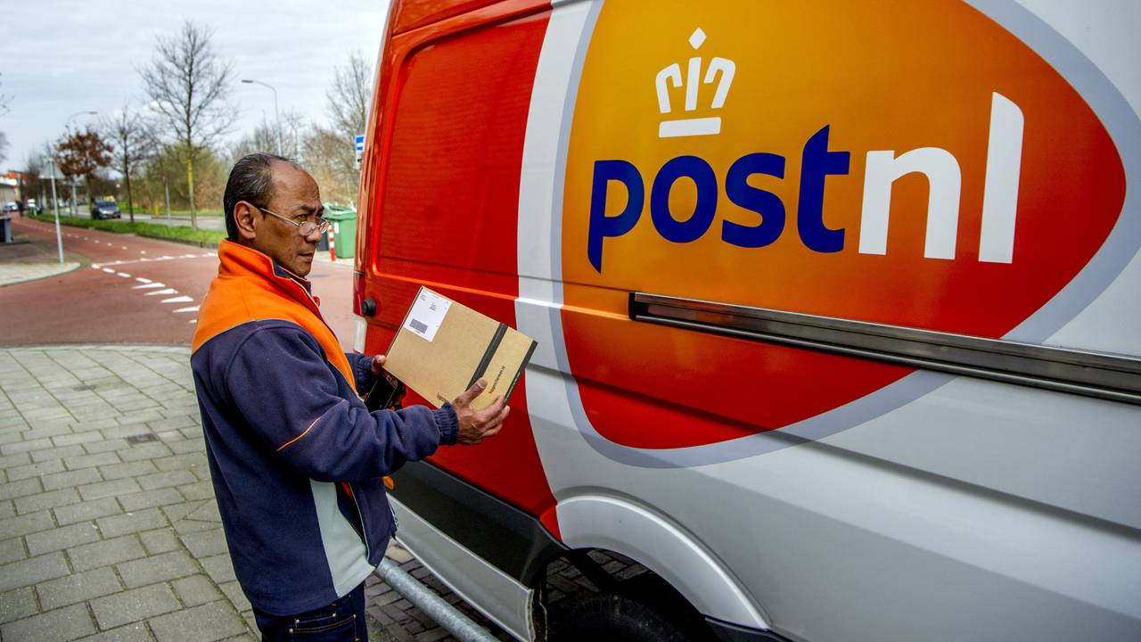 Een postbode van PostNL die brievenbuspakketjes aflevert (foto: ANP).