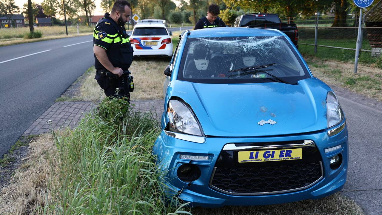 Auto over de kop in Sint-Hubert (SK-Media/SQ Vision)