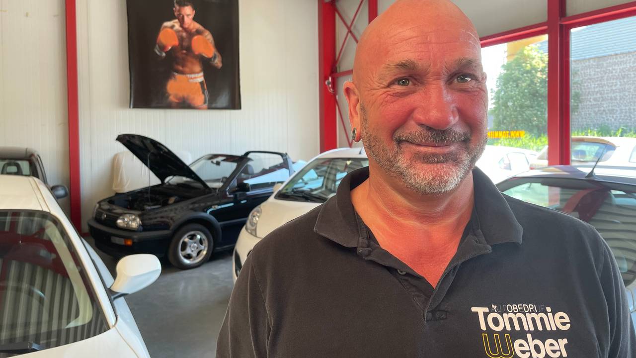 Sjef Weber in zijn garage met een foto van zijn schoonzoon op de achtergrond (Foto: Alice van der Plas)