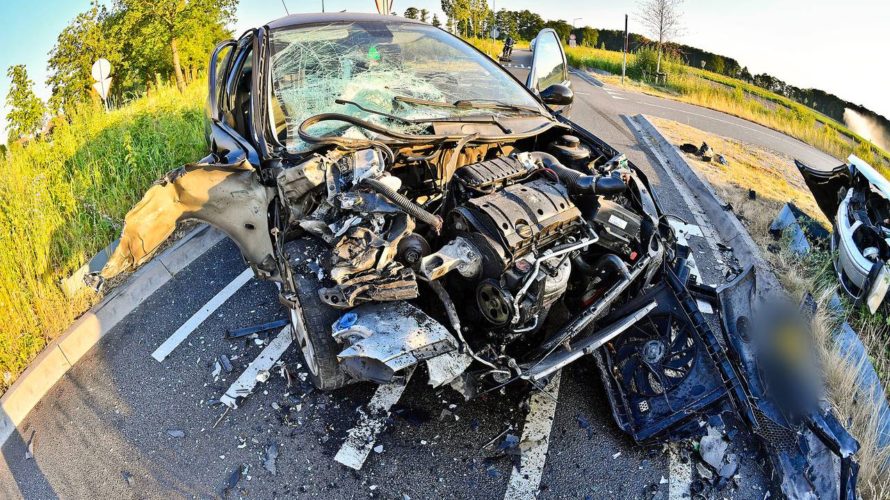 Twee autos willen tractor inhalen: frontale botsing met tegenligger.