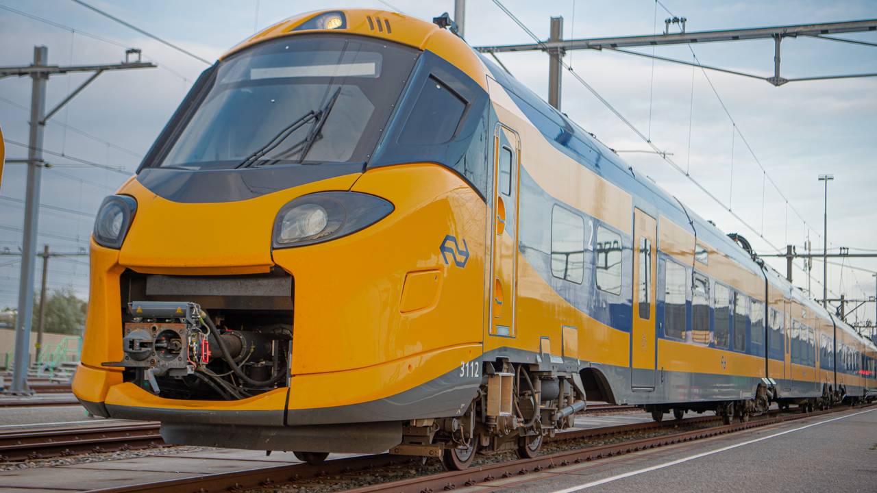 De nieuwe trein van NS raast over het spoor tussen Eindhoven - Den Haag (foto: NS)
