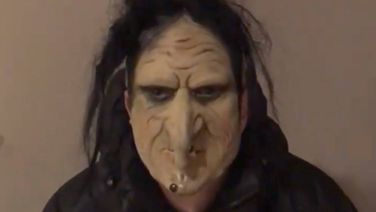 Paul S. met heksenmasker in een van zijn filmpjes op internet.