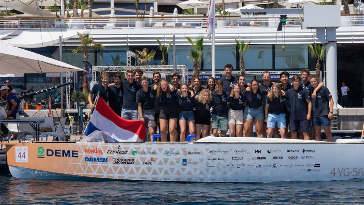 De winnaars van het Hydro Motion Team op hun boot.