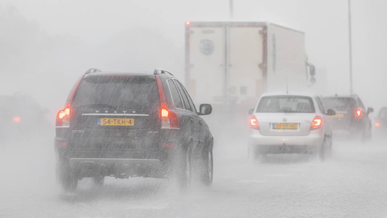 Het is aansluiten in de rij deze ochtend (foto: ANP).