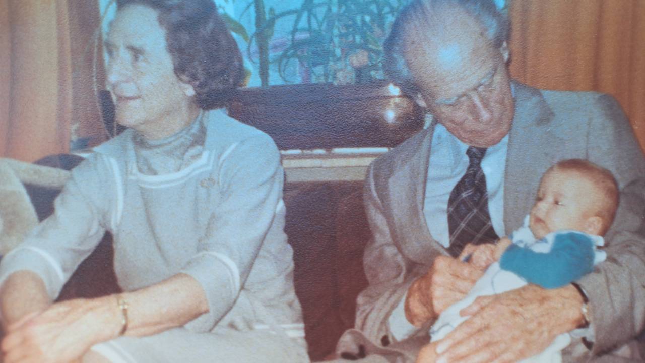 Anton Pieck met op schoot zijn achterkleindochter Francine