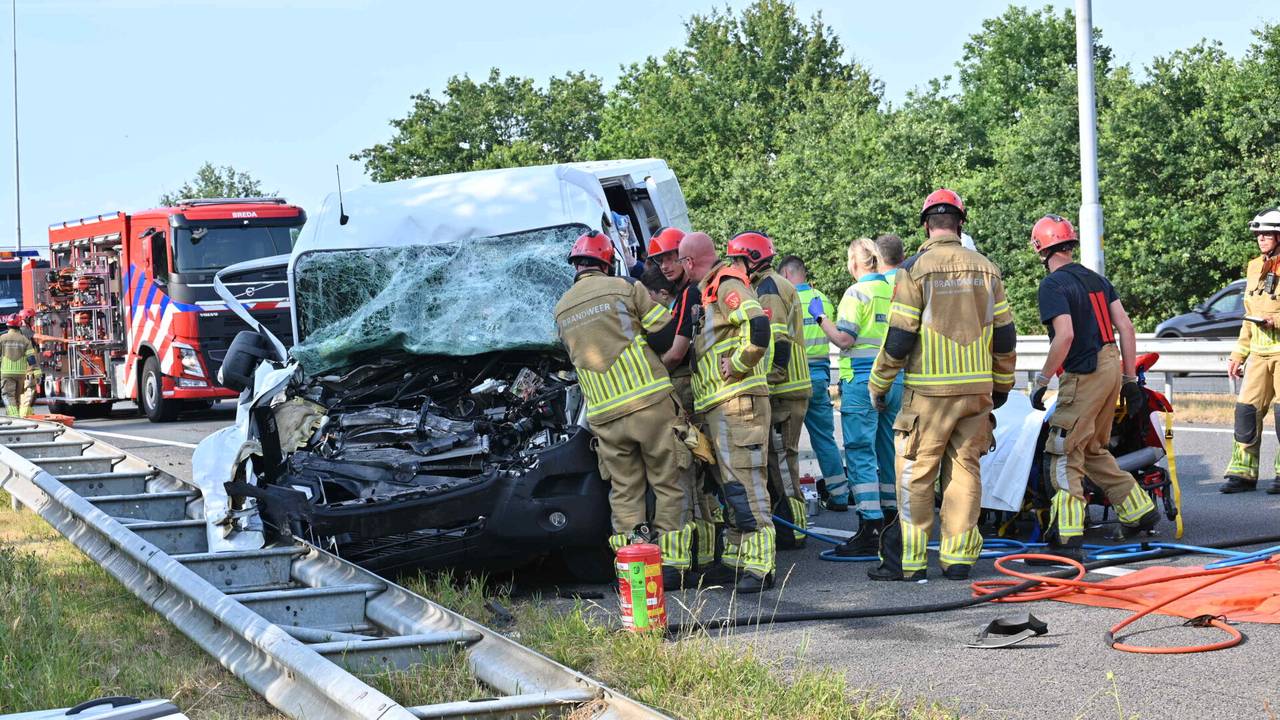 De bestuurder moest uit de bus worden bevrijd (foto: Tom van der Put/SQ Vision).