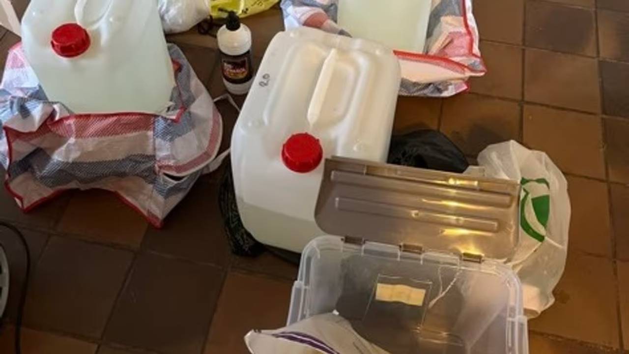 Er werden tientallen liters amfetamineolie gevonden (foto: politie).