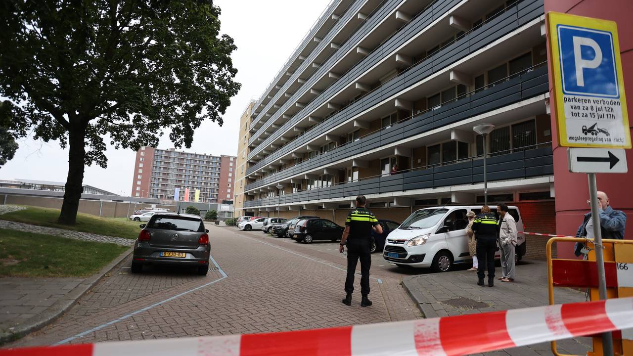De flat wordt ontruimd (foto: Bart Meesters / SQ Vision).