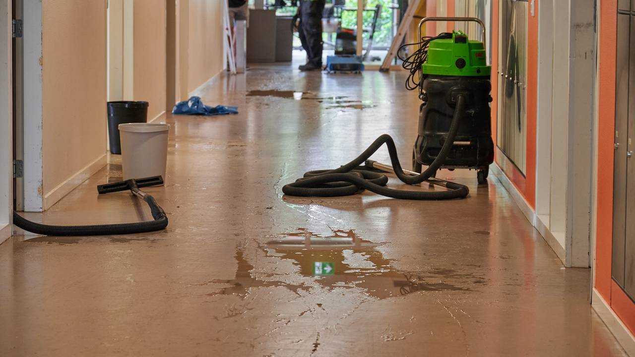 Door de kapotte boiler stond er vanochtend een laag water in de school (foto: Tom van der Put/SQ Vision).